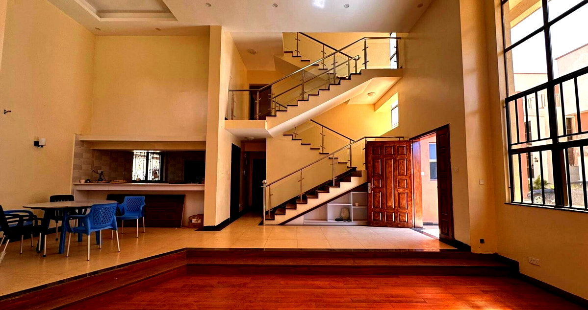 Spacious 5-Bedroom Villa with Private Backyard - Lavington