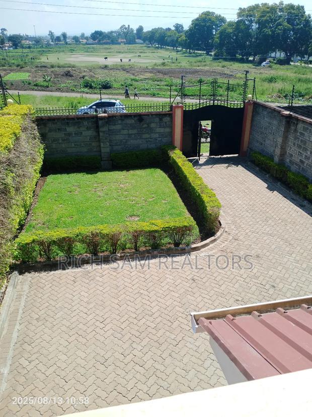 4bdrm Mansion in Blankets, Nakuru Town East for rent