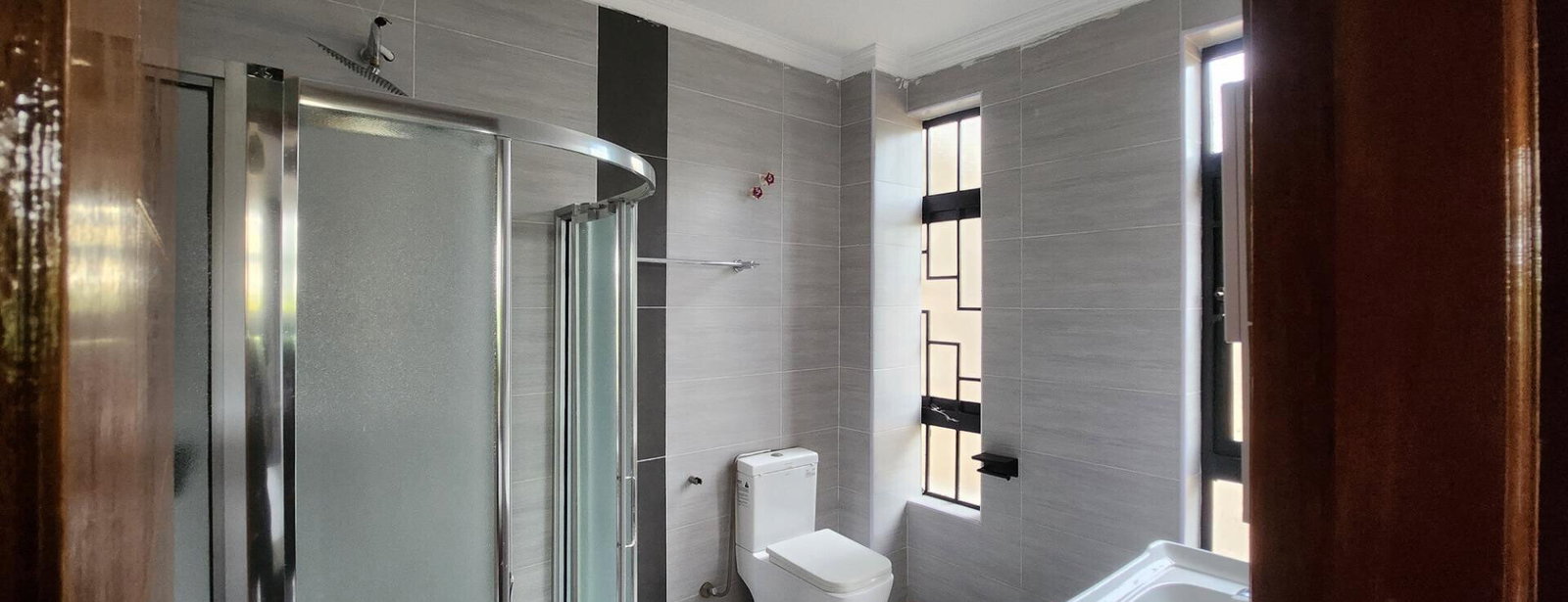 5BR All-Ensuite Villa with Jacuzzi & Golf Views - Thika Greens