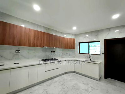 3bdrm Apartment in Kil, Kileleshwa for sale - Image 1