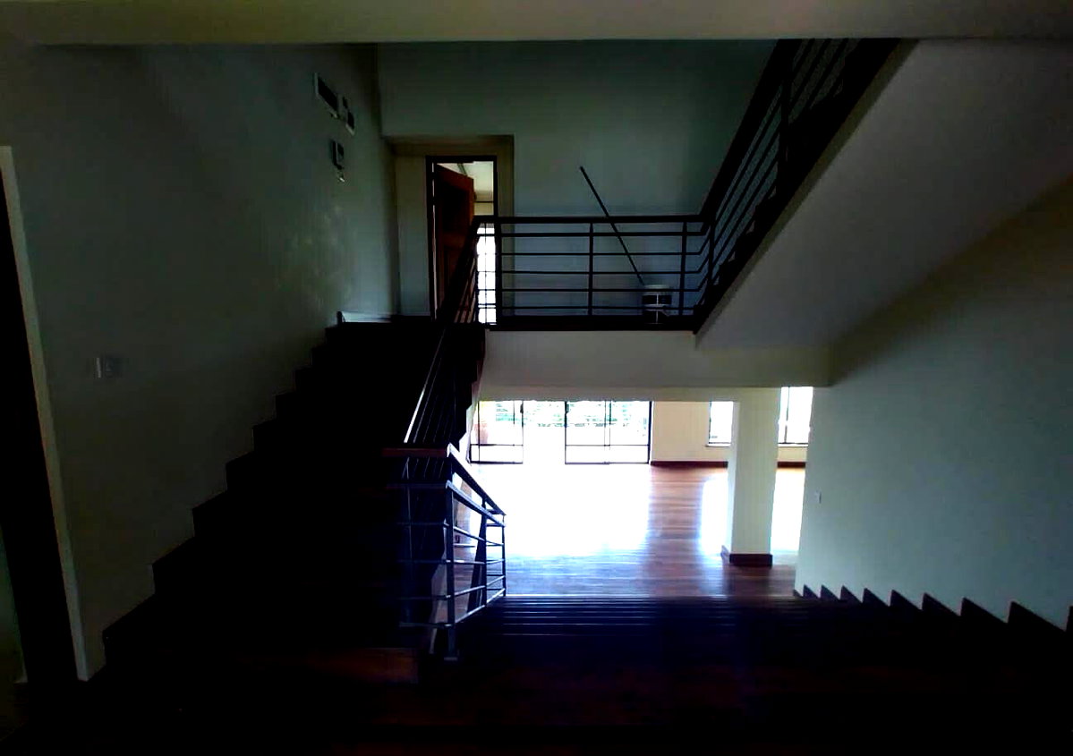 5 En-Suite Bedrooms with Fireplace & Pool Access - Kitisuru