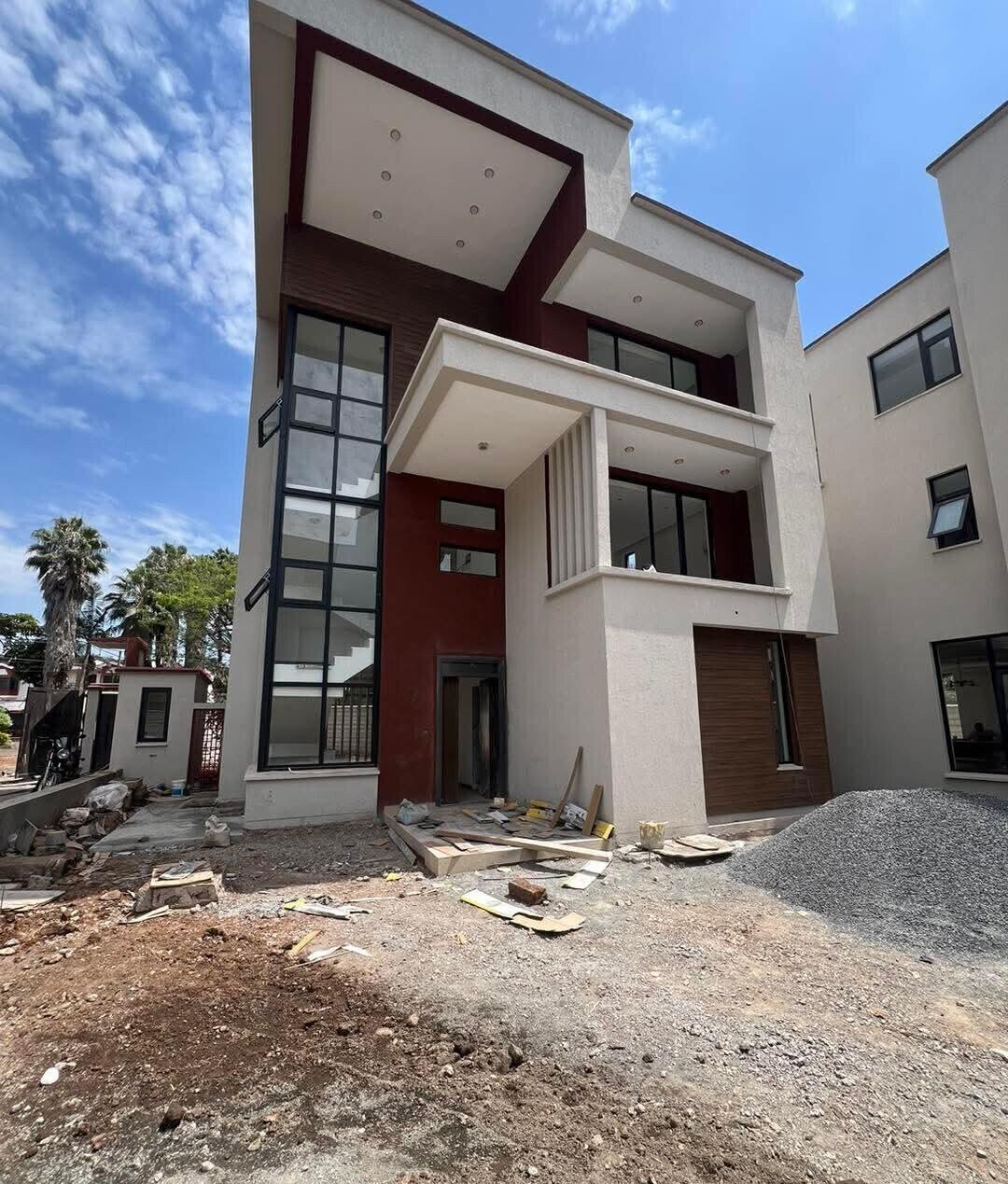 5-Ensuite Townhouse with Fireplace & Solar Backup - Lavington