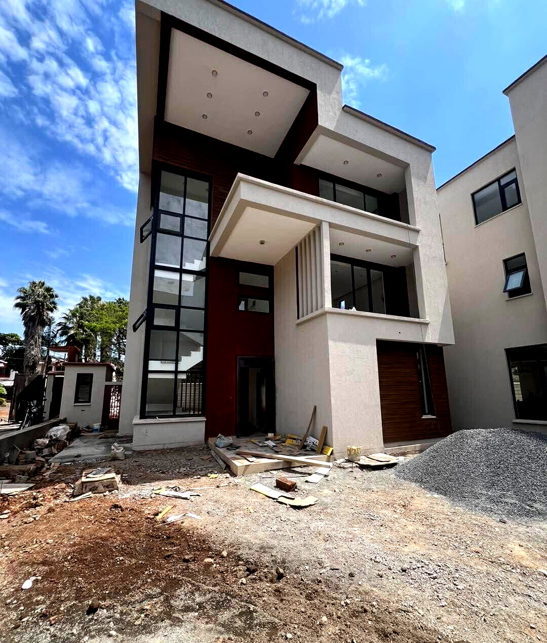 5-Ensuite Townhouse with Fireplace & Solar Backup - Lavington