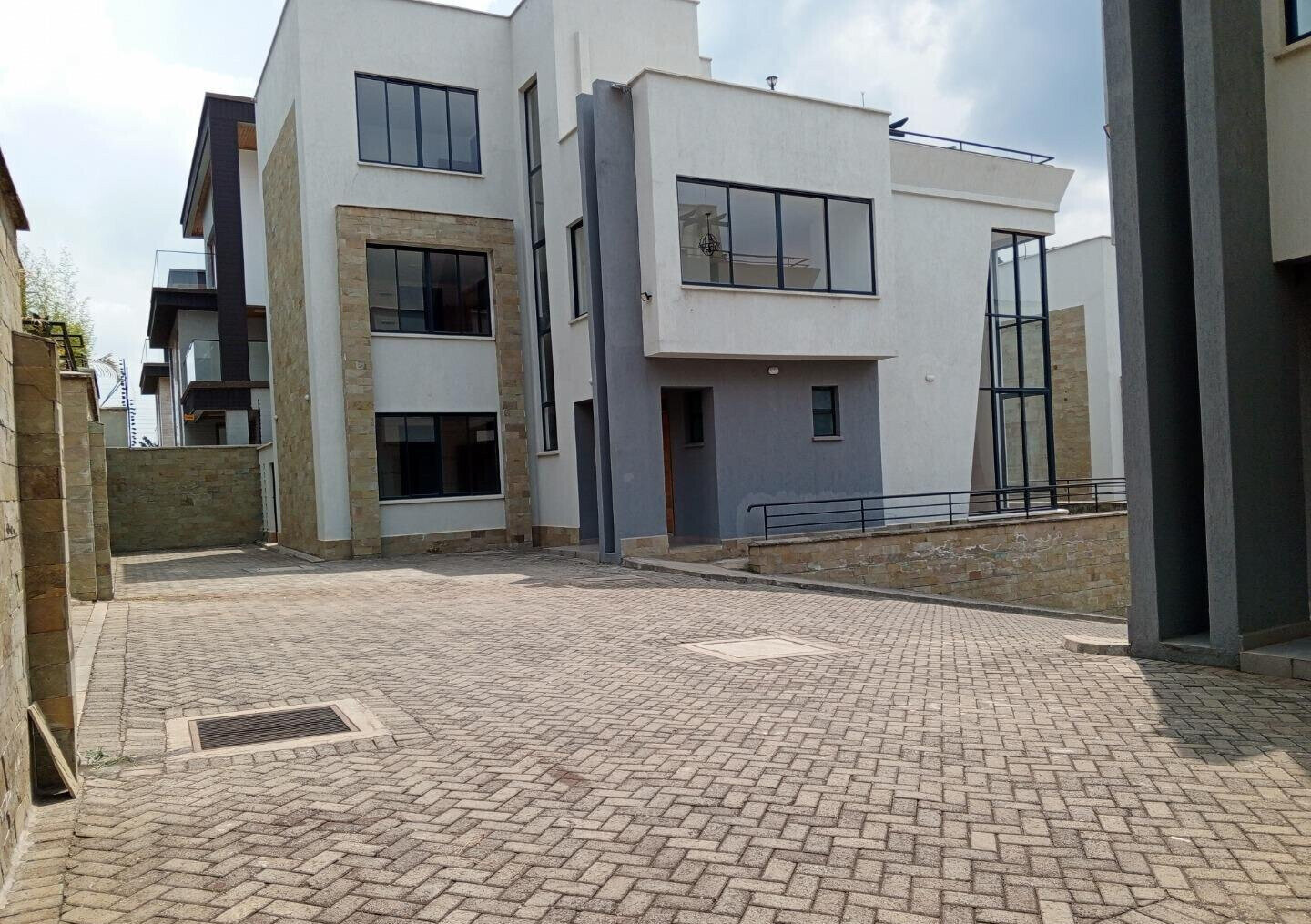 Triplex Townhouse with Sunken Lounge & Backup Generator - Lavington