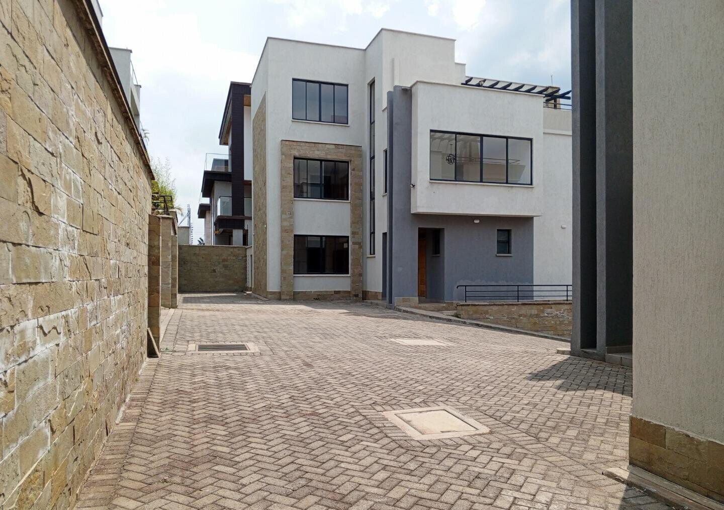 Triplex Townhouse with Sunken Lounge & Backup Generator - Lavington