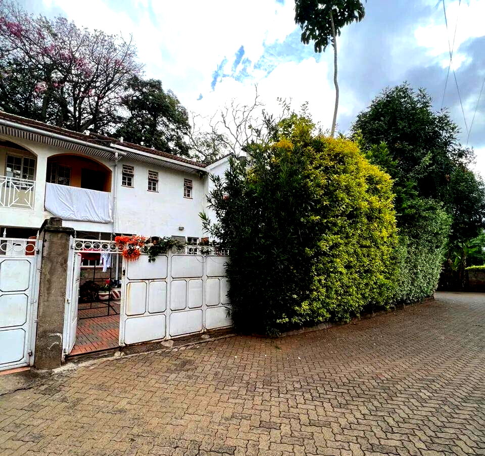 4BR Townhouse with Guest Room & Private Garden - Lavington