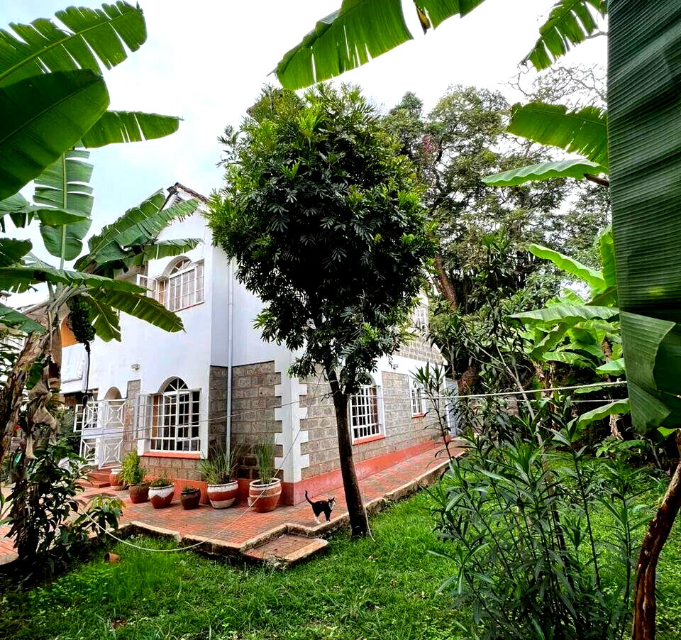 4BR Townhouse with Guest Room & Private Garden - Lavington