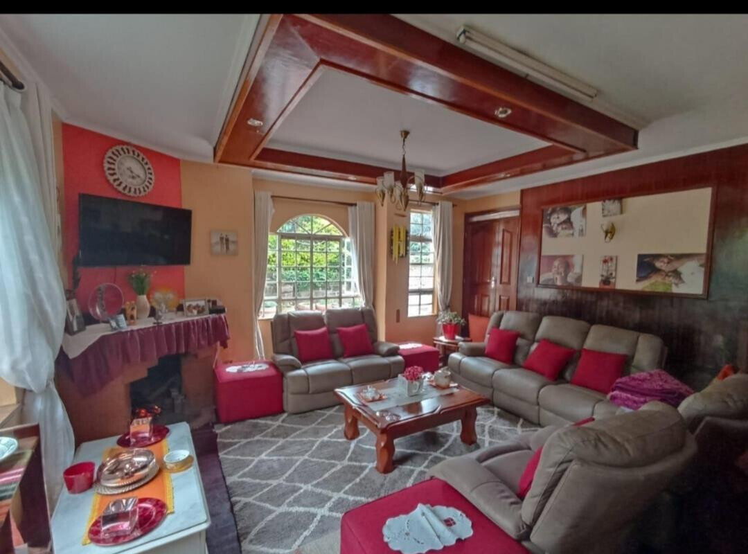 4BR Townhouse with Guest Room & Private Garden - Lavington