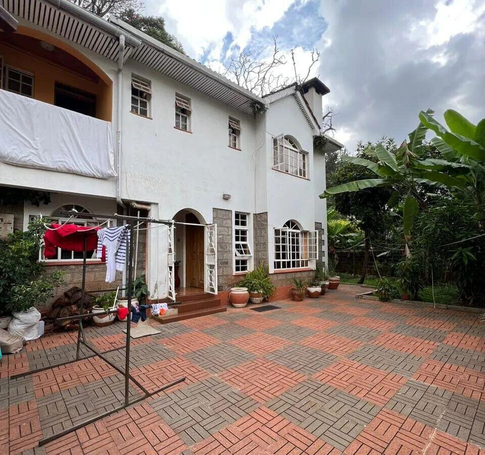 4BR Townhouse with Guest Room & Private Garden - Lavington
