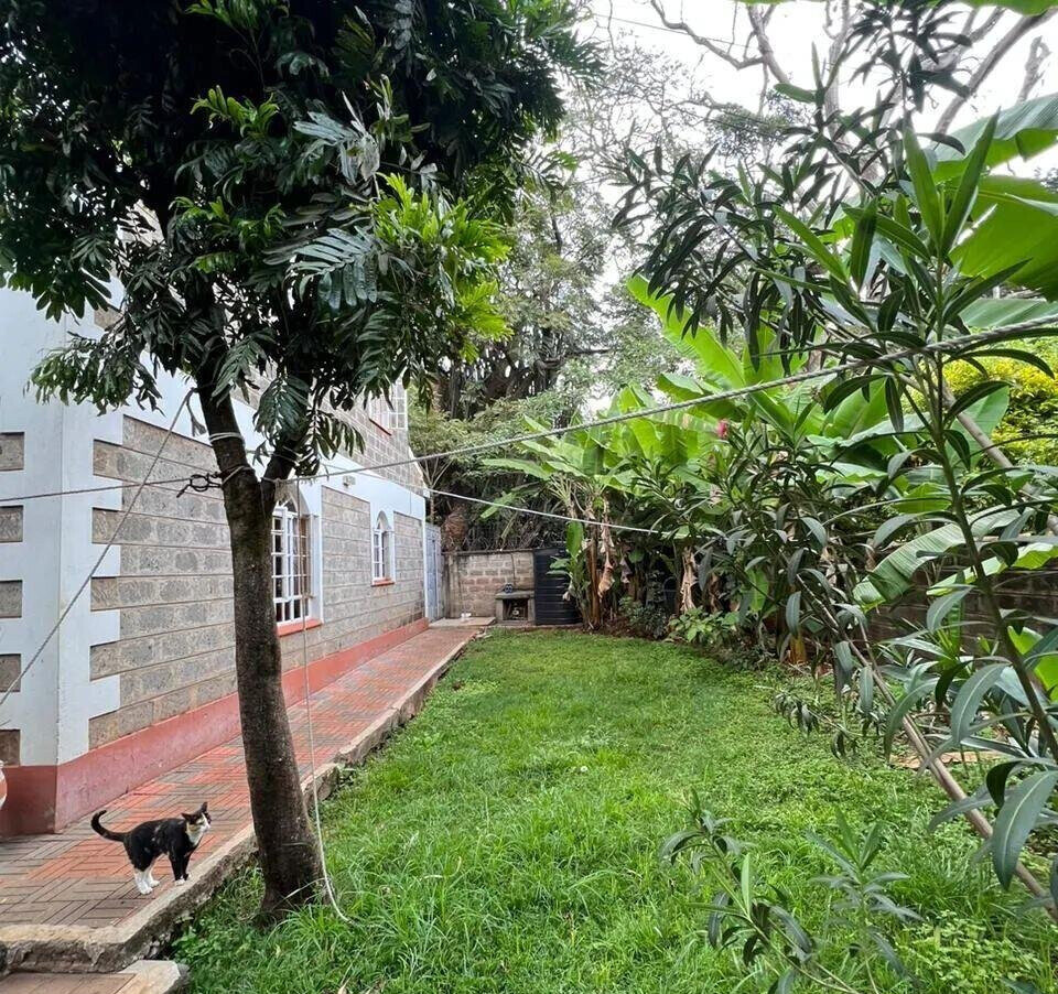 4BR Townhouse with Guest Room & Private Garden - Lavington