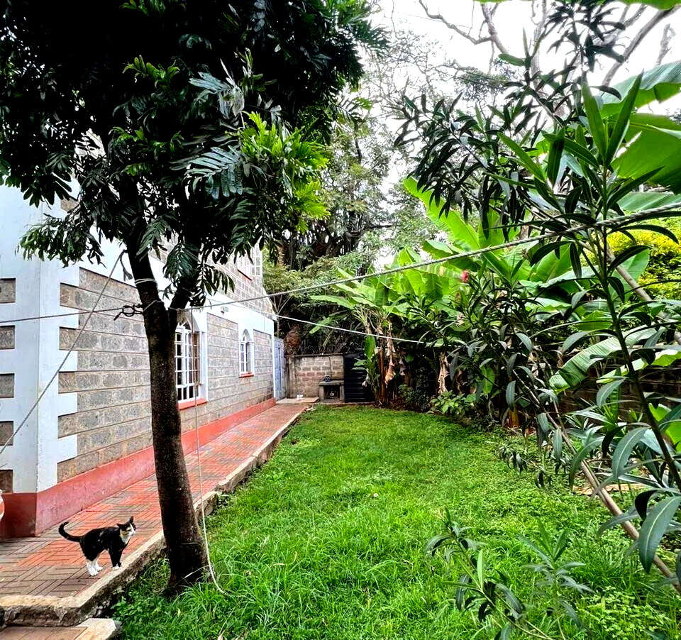 4BR Townhouse with Guest Room & Private Garden - Lavington