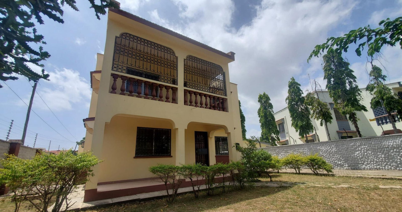 1/8-Acre 3BR Townhouse with DSQ & Secure Parking - Nyali