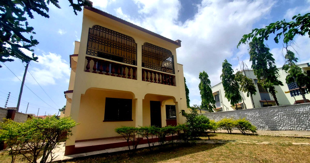 1/8-Acre 3BR Townhouse with DSQ & Secure Parking - Nyali