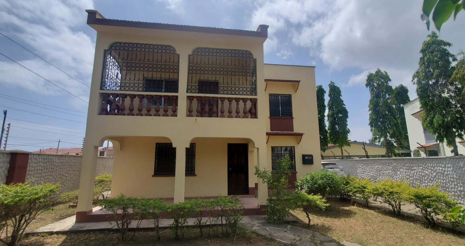 1/8-Acre 3BR Townhouse with DSQ & Secure Parking - Nyali