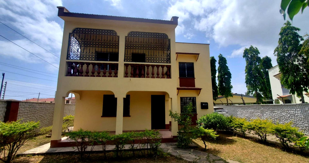 1/8-Acre 3BR Townhouse with DSQ & Secure Parking - Nyali