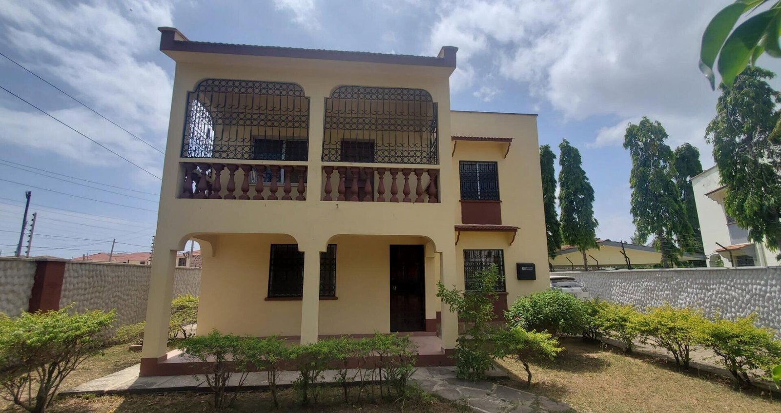 1/8-Acre 3BR Townhouse with DSQ & Secure Parking - Nyali