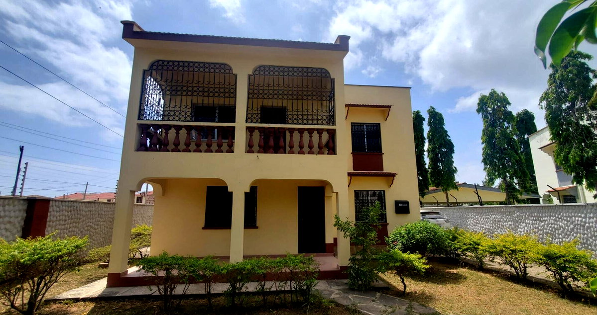 1/8-Acre 3BR Townhouse with DSQ & Secure Parking - Nyali