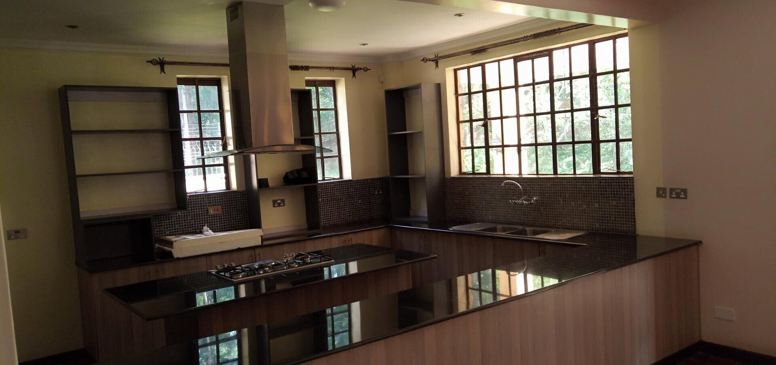 4BR All-Ensuite Townhouse with Clubhouse & Pool - Rosslyn Springs, Runda