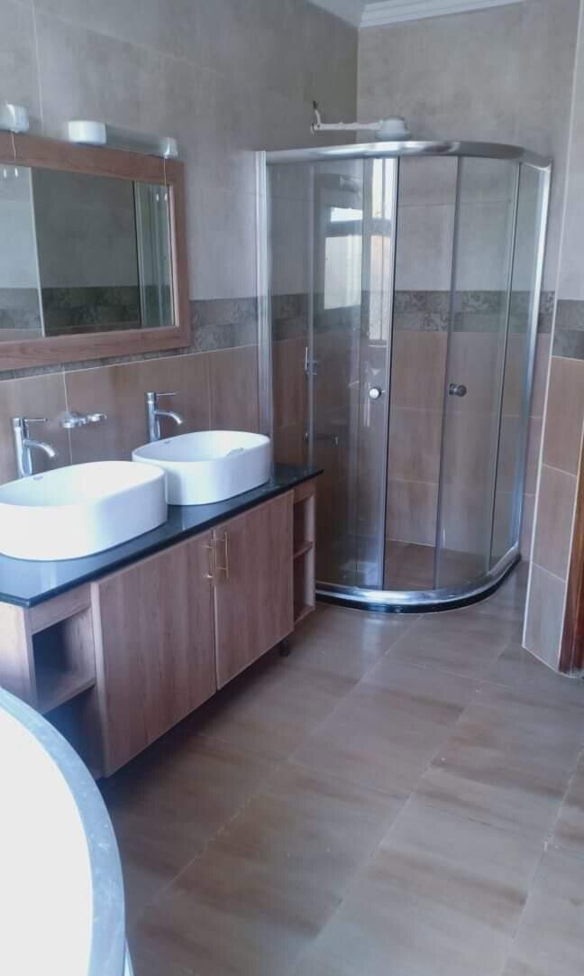 5-Ensuite Villa with Jacuzzi & Private Garden - Lavington
