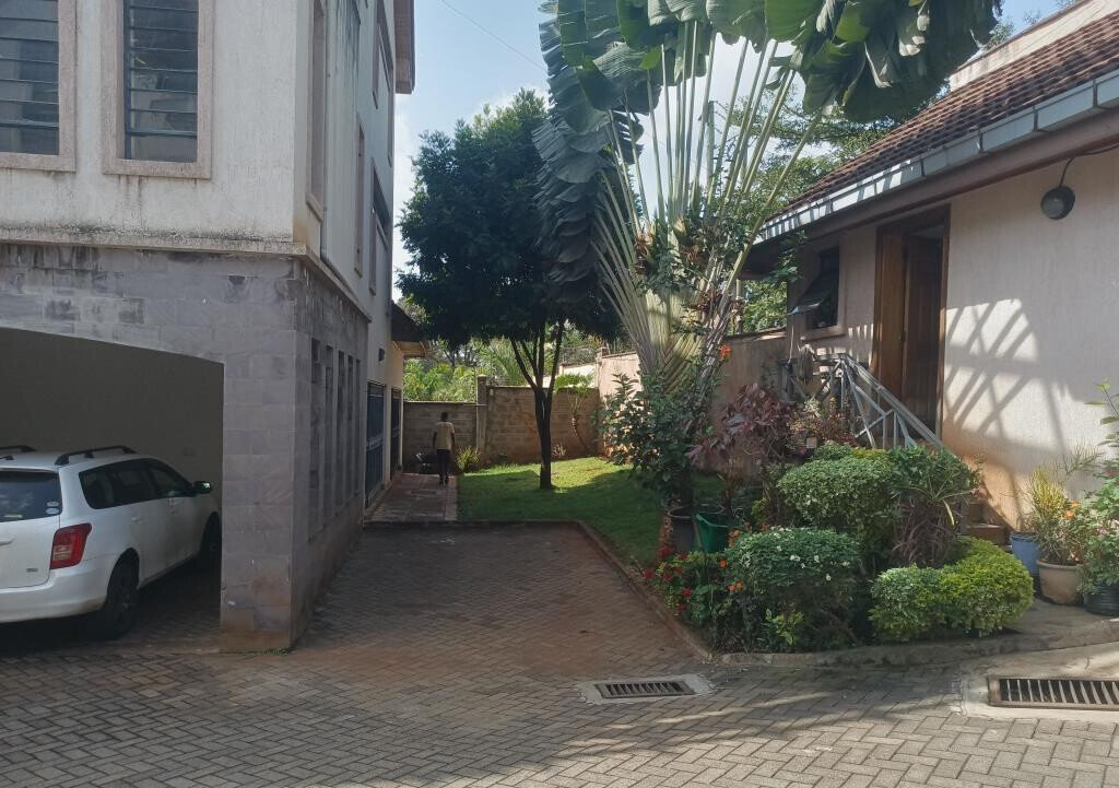 5-Ensuite Townhouse with Rooftop Terrace & City Views - Lavington