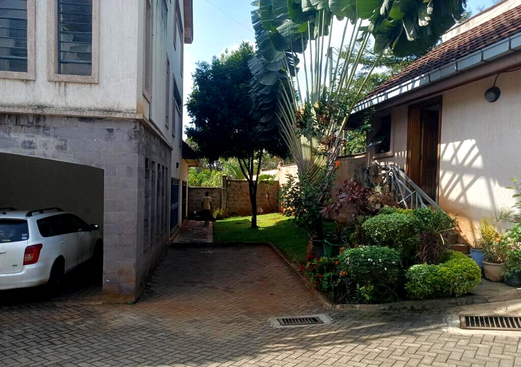 5-Ensuite Townhouse with Rooftop Terrace & City Views - Lavington