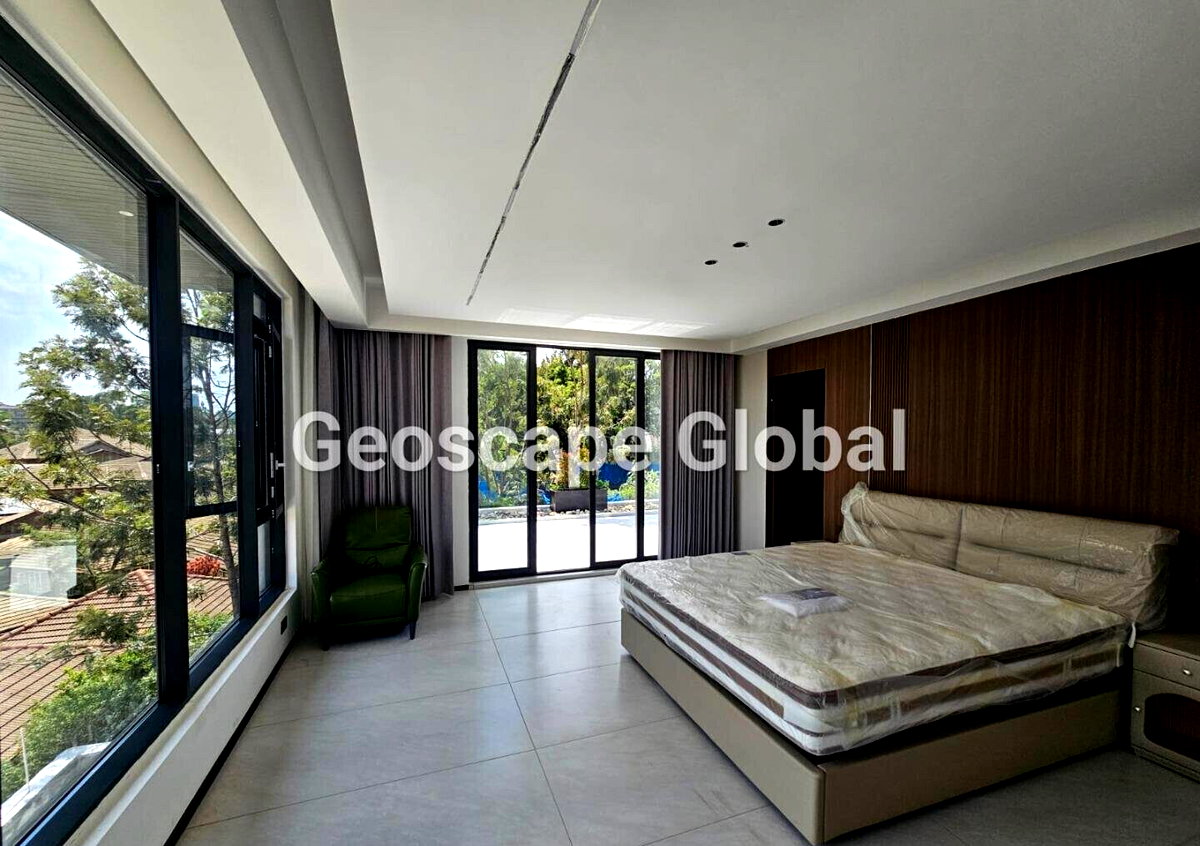 5-Bed Townhouse with Private Garden & DSQ - Lavington
