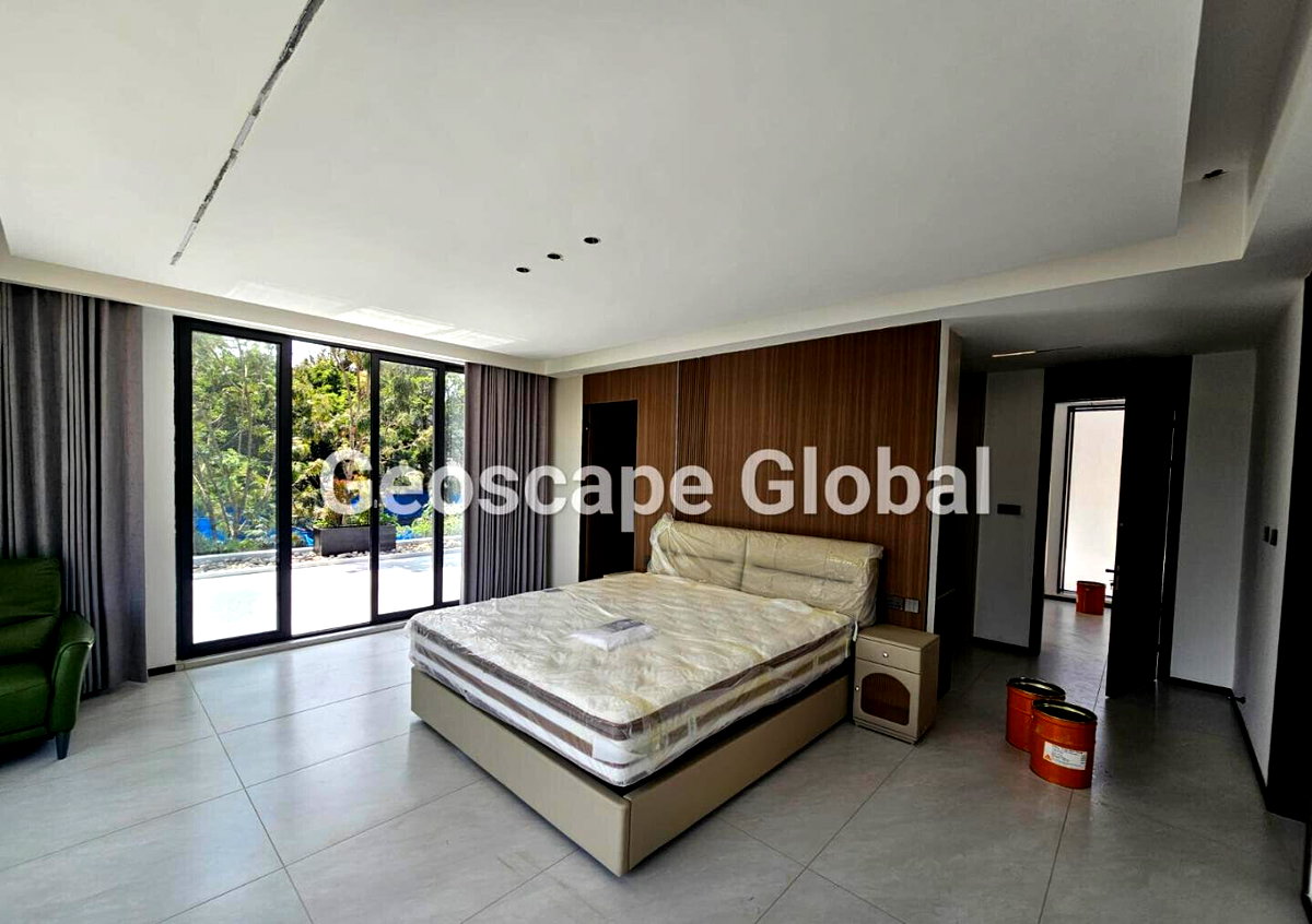 5-Bed Townhouse with Private Garden & DSQ - Lavington