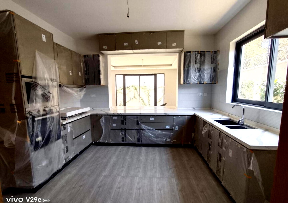 6-Bedroom Townhouse with Landscaped Garden & DSQ - Lavington
