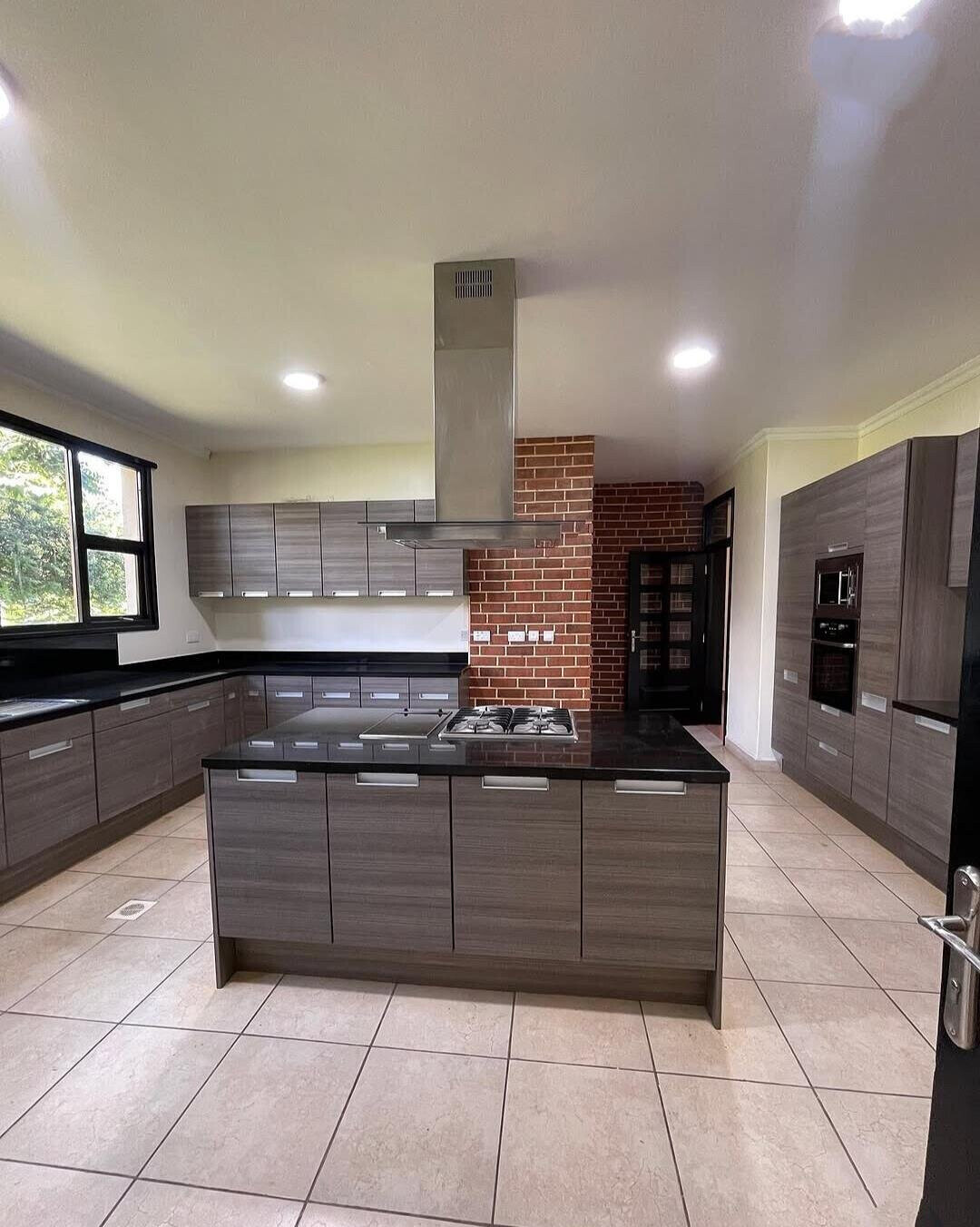 Waterfront 5-Ensuite Villa with Dam Views – Karen