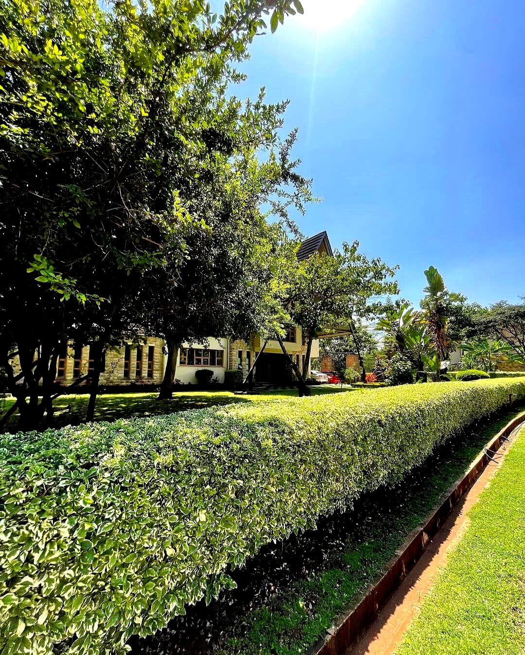 Waterfront 5-Ensuite Villa with Dam Views – Karen