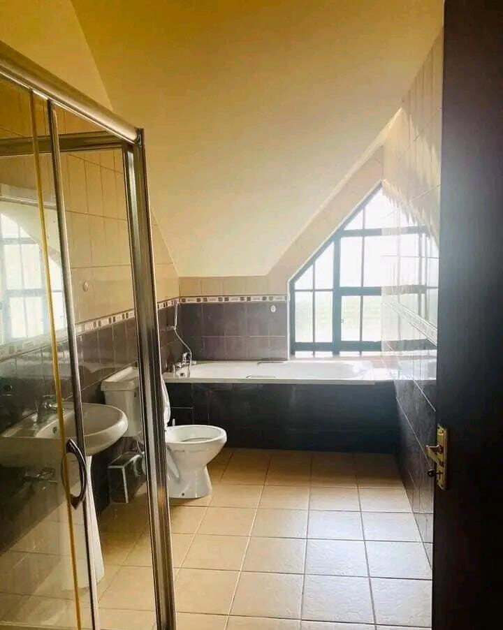 Spacious 5-Bed Villa off Brookside Drive - Westlands