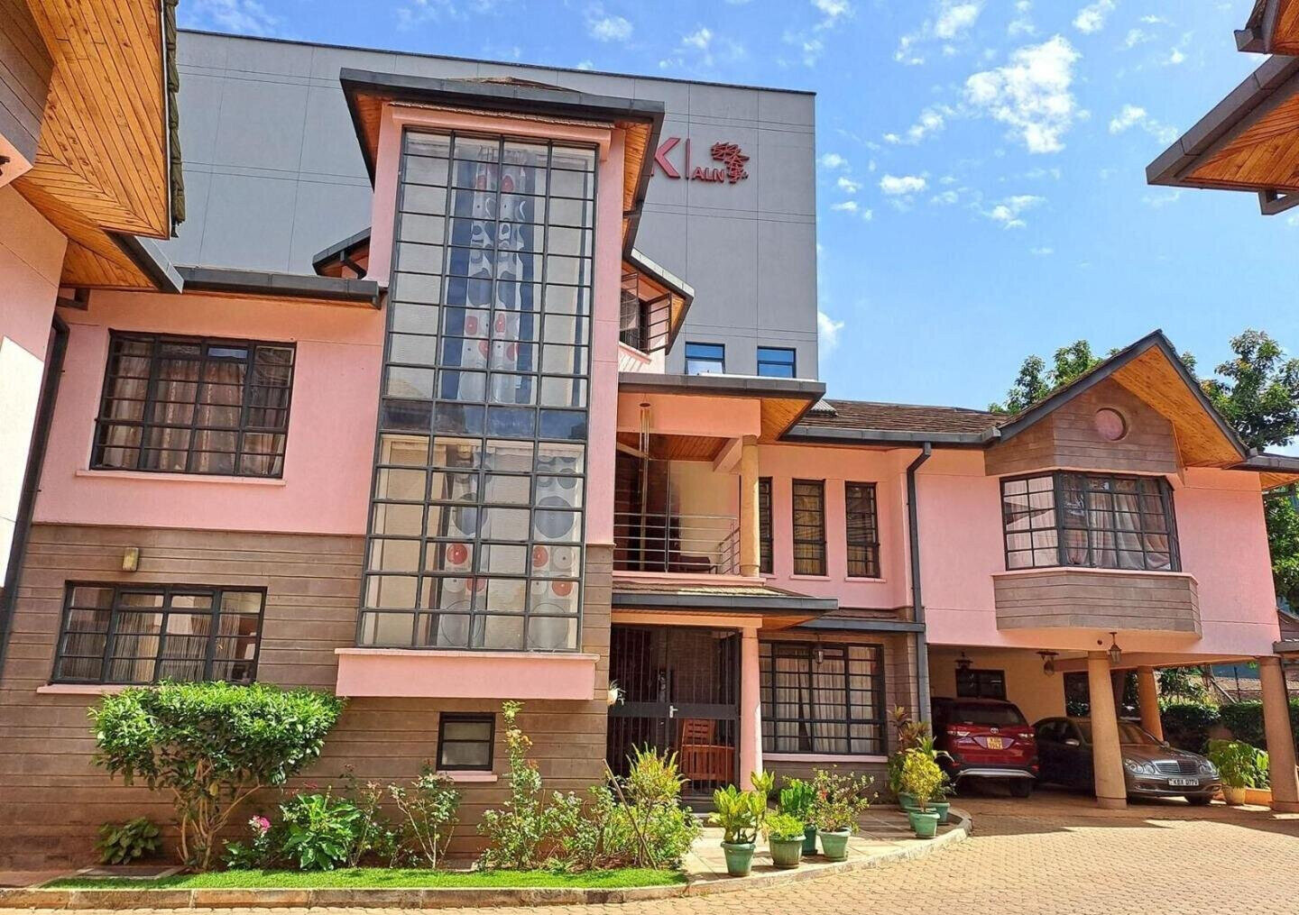 Gated 5-Bed Townhouse Minutes from Westgate Mall - Spring Valley
