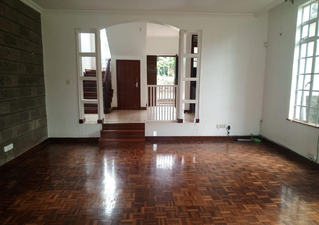 4BR All-Ensuite Townhouse on Half-Acre with Fruit Trees – Rosslyn
