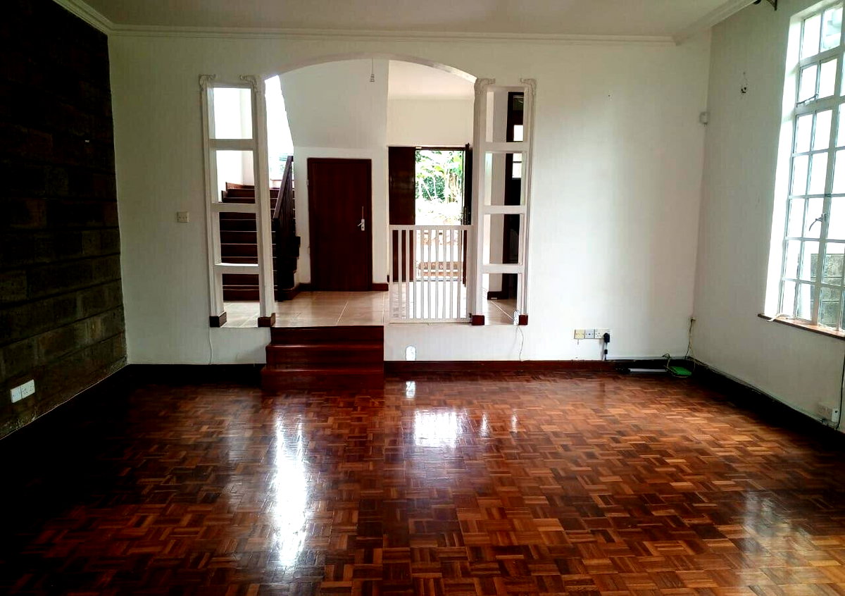 4BR All-Ensuite Townhouse on Half-Acre with Fruit Trees – Rosslyn