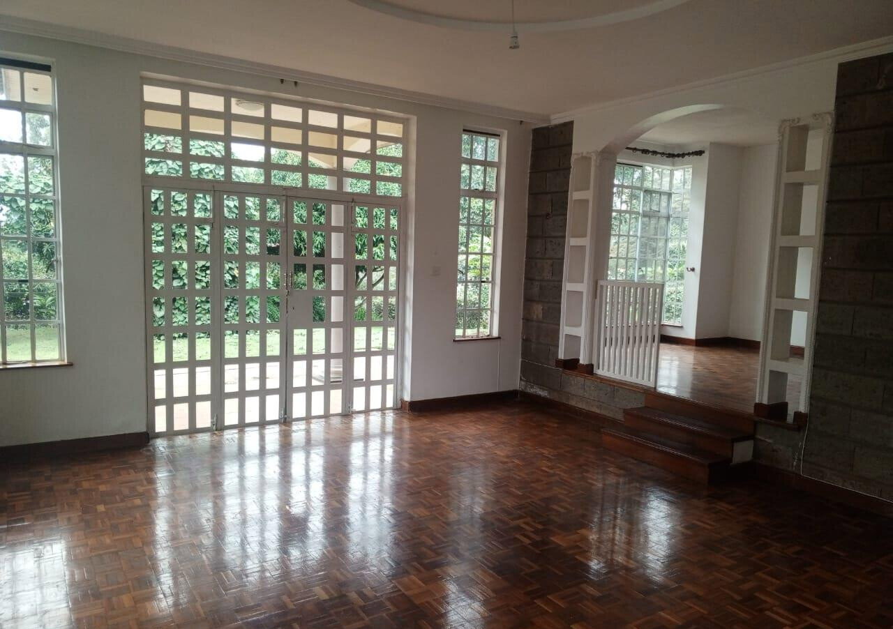 4BR All-Ensuite Townhouse on Half-Acre with Fruit Trees – Rosslyn