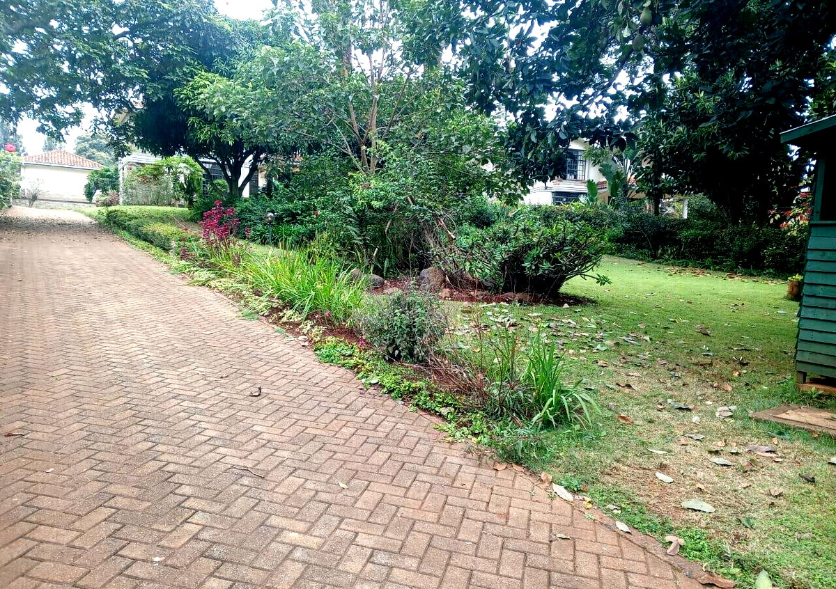 4BR All-Ensuite Townhouse on Half-Acre with Fruit Trees – Rosslyn