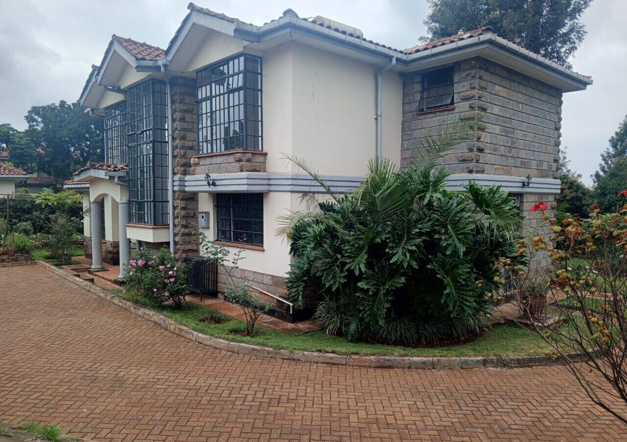 4BR All-Ensuite Townhouse on Half-Acre with Fruit Trees – Rosslyn