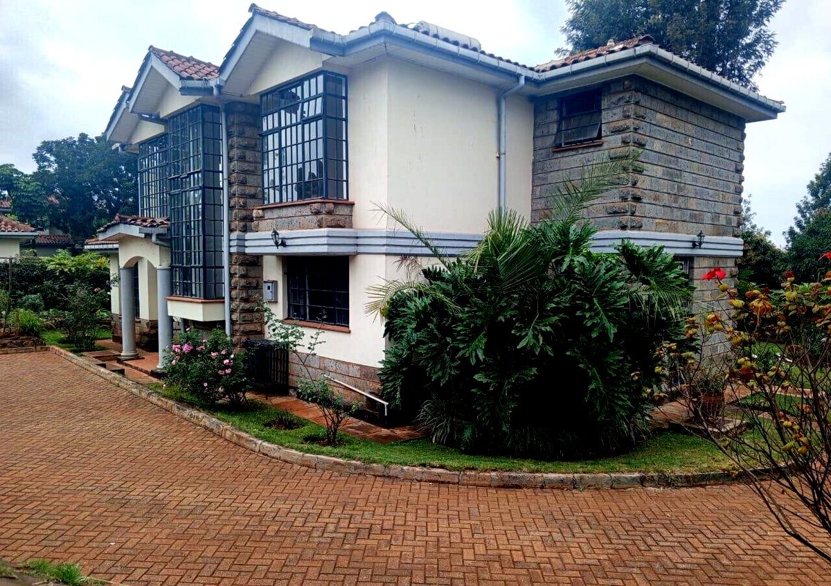 4BR All-Ensuite Townhouse on Half-Acre with Fruit Trees – Rosslyn
