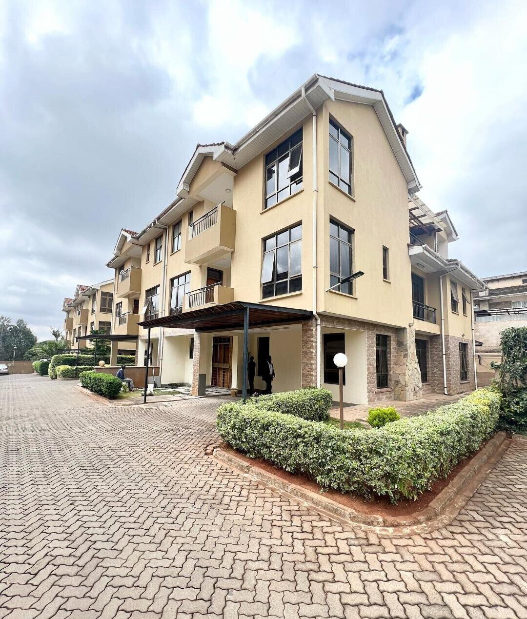 5-Bed Townhouse with Jacuzzi & Pool - Lavington