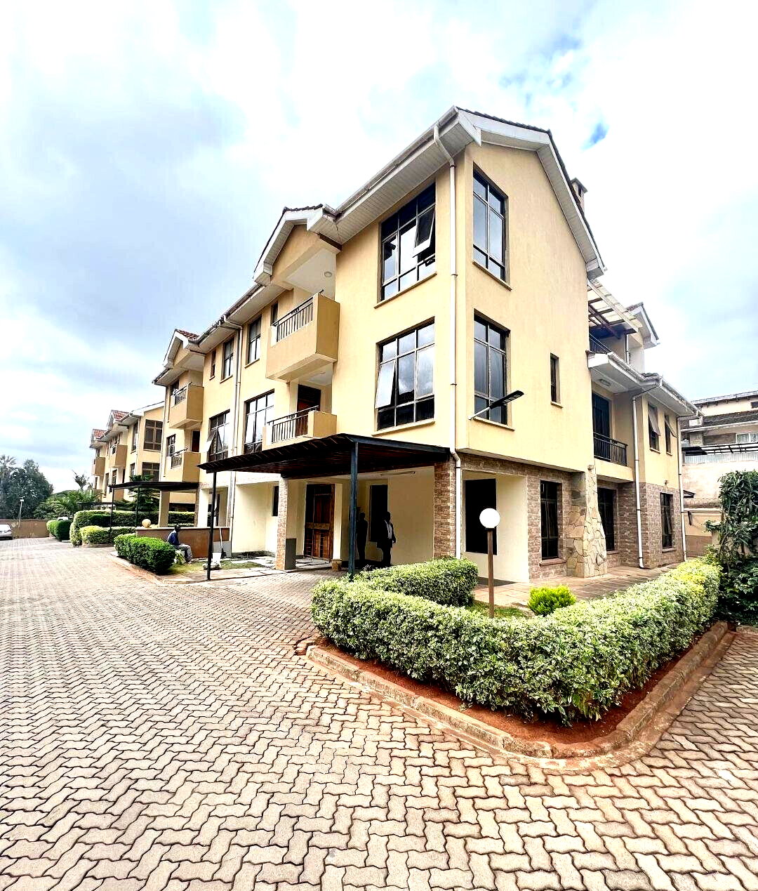 5-Bed Townhouse with Jacuzzi & Pool - Lavington