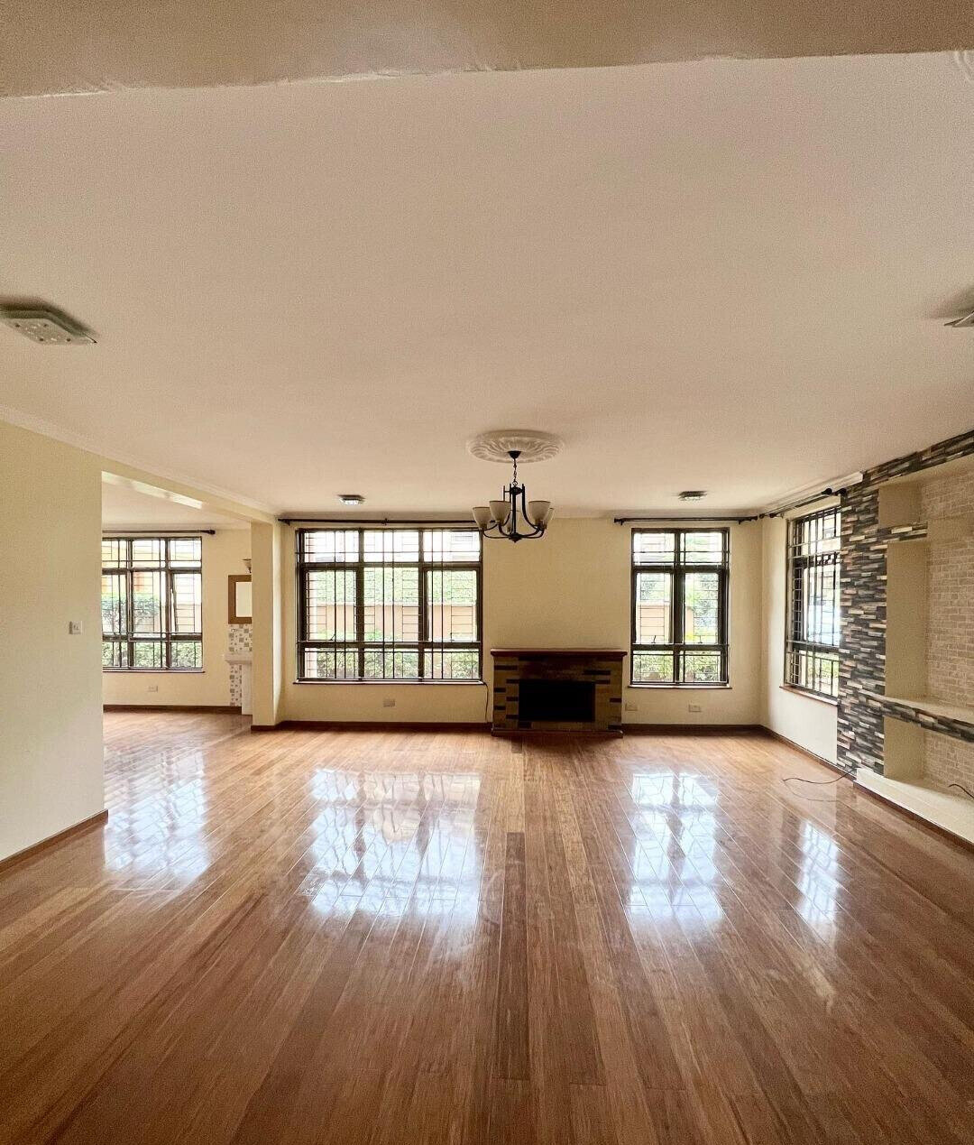 5-Bed Townhouse with Jacuzzi & Pool - Lavington