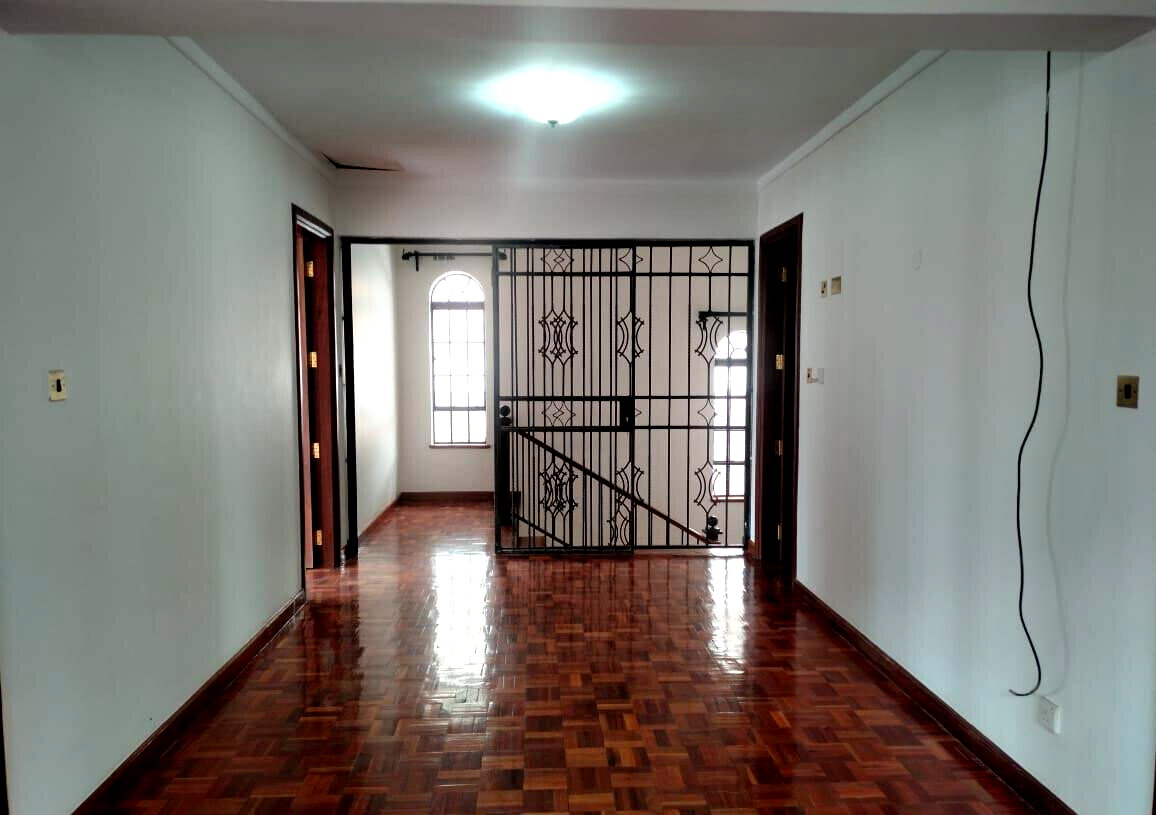 4BR Townhouse with DSQ & Expressway Access - Spring Valley
