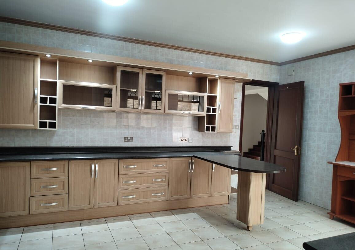 4BR Townhouse with DSQ & Expressway Access - Spring Valley