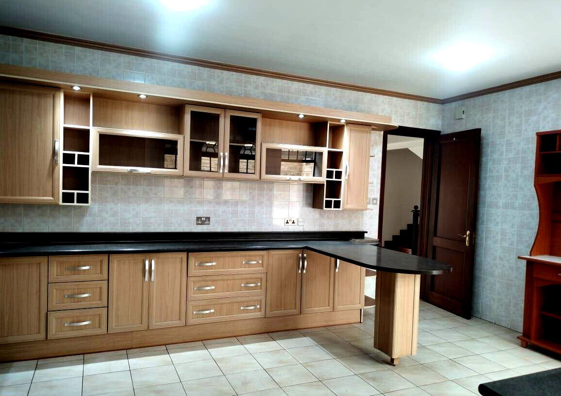 4BR Townhouse with DSQ & Expressway Access - Spring Valley