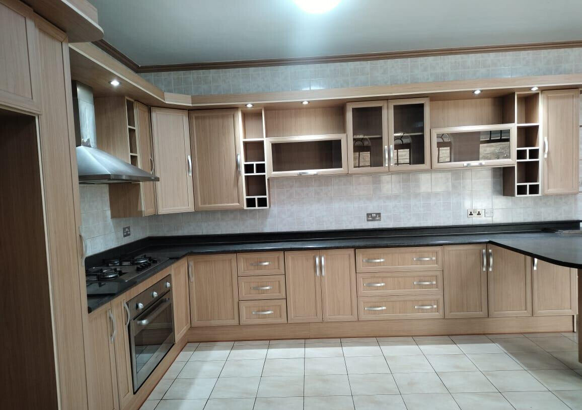 4BR Townhouse with DSQ & Expressway Access - Spring Valley