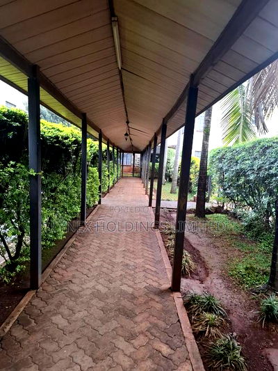 3bdrm Apartment With Sq in Valley Arcade for Rent - Image 4