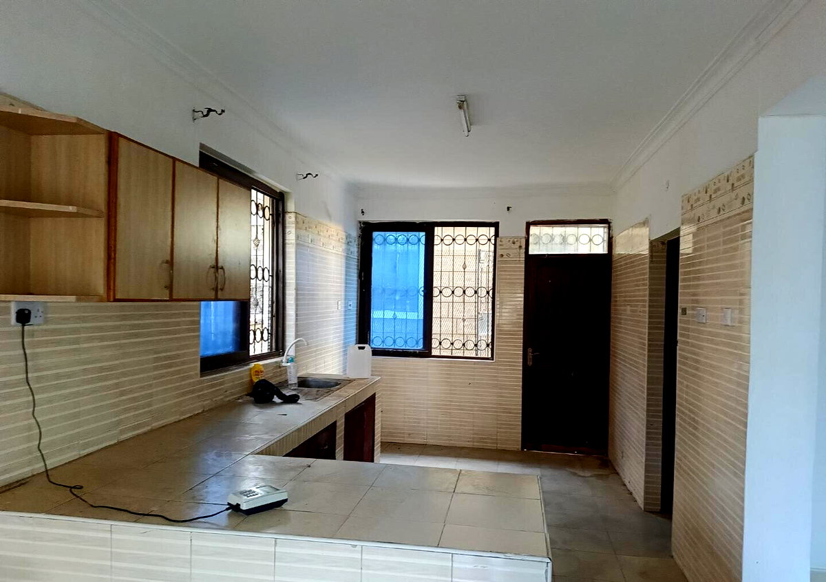 4BR Maisonette with Garden in Utange