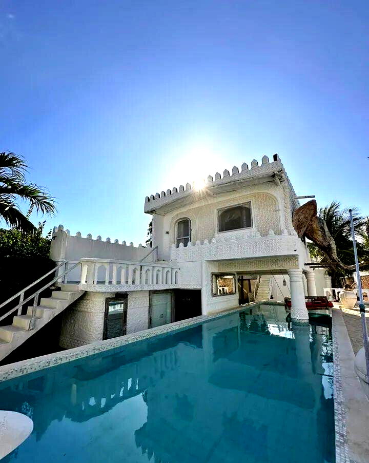 5BR Beachfront Home with Direct Beach Access – Malindi