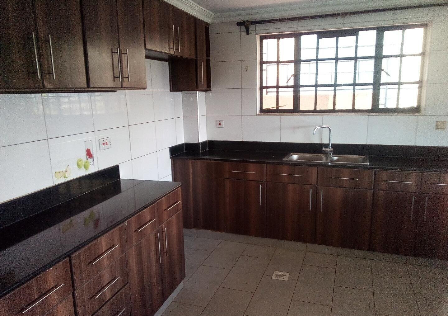 4BR Villa with DSQ & Jacuzzi in Gated Community – Redhill