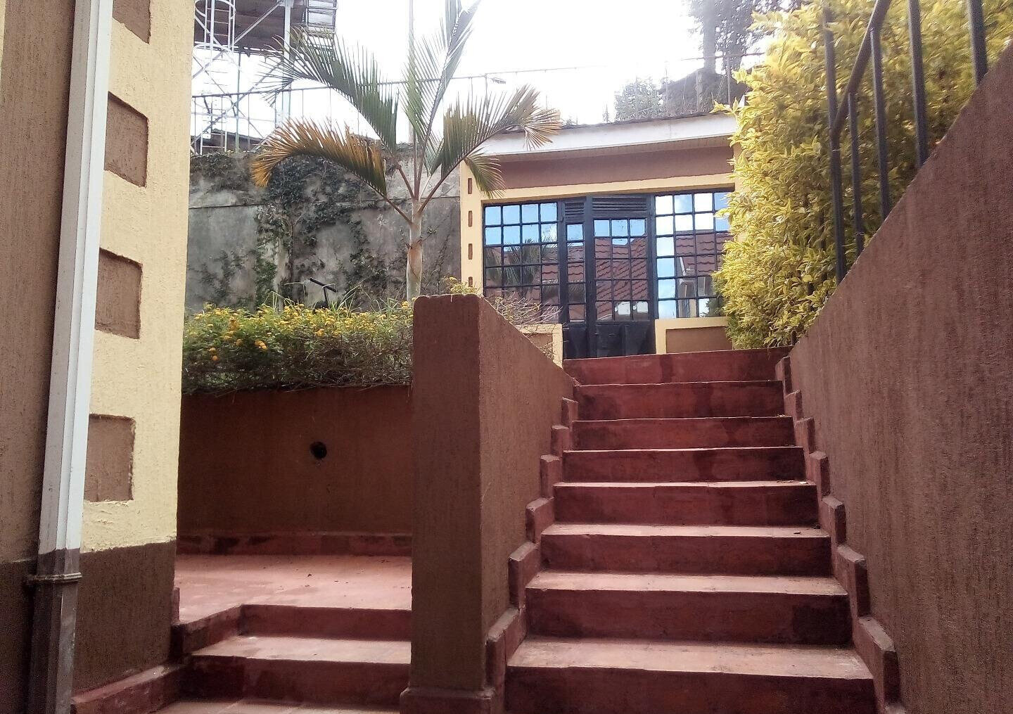 4BR Villa with DSQ & Jacuzzi in Gated Community – Redhill